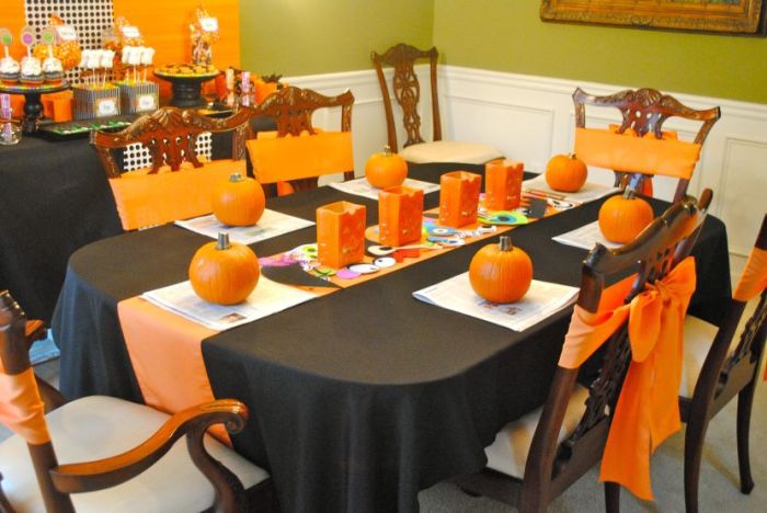 Easy halloween table decor