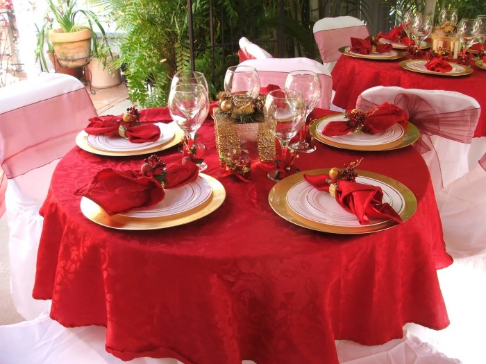 Red black and white table decor