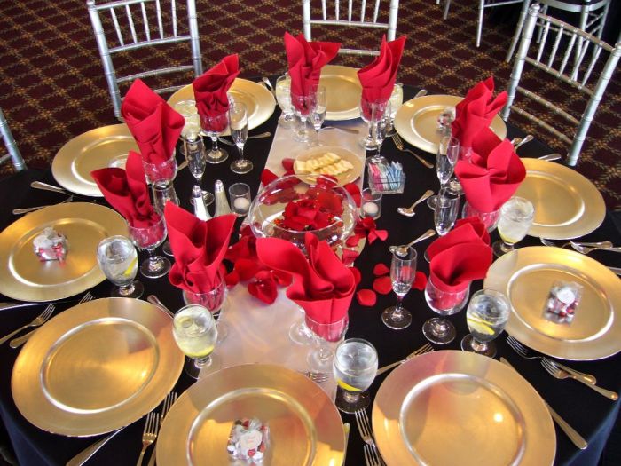 Red black and white table decor